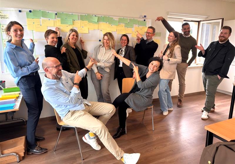 Qui était-ce ?! Elle, lui ou bien tout le monde ?